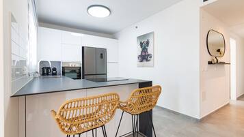 Full-sized fridge, microwave, oven, stovetop