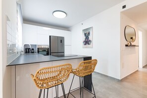 Full-size fridge, microwave, oven, stovetop - Luxury APT 3 BR New Tower Parking (Or Yehuda)