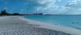 Grace Bay beach area Apartment
