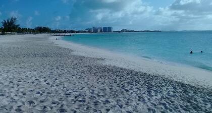 Grace Bay beach area Apartment