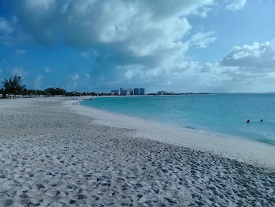 Grace Bay beach area Apartment