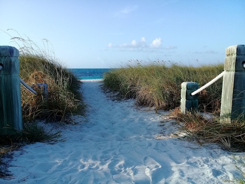 Grace Bay beach area Apartment