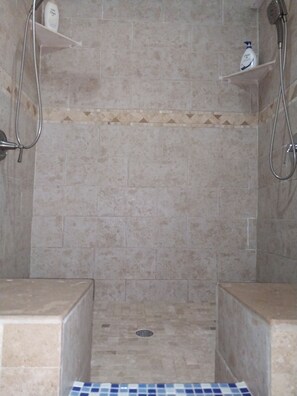 Een douche, een haardroger, handdoeken, zeep