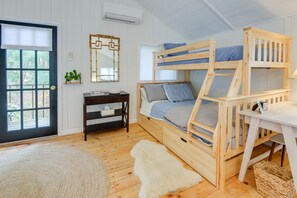 1 bedroom, iron/ironing board, free cots/infant beds, bed sheets - Cozy 'green Mountain Chalet' in Putney Town (Putney)