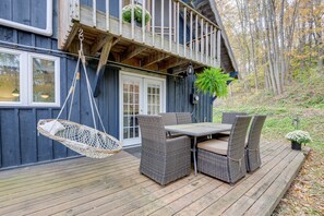 Outdoor dining - Cozy 'green Mountain Chalet' in Putney Town (Putney)