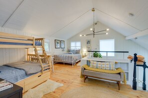 1 bedroom, iron/ironing board, free cribs/infant beds, bed sheets - Cozy 'green Mountain Chalet' in Putney Town (Putney)