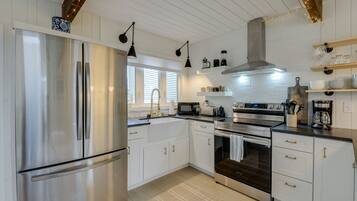 Coffee/tea maker, paper towels