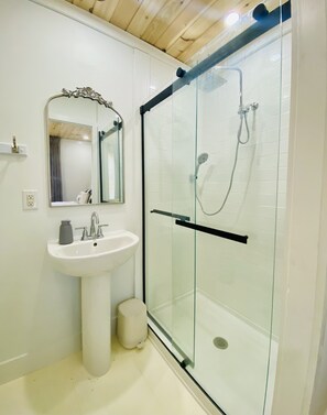 Dusche, Haartrockner, Handtücher, Toilettenpapier