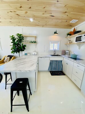 Frigorífico, microondas, placa de cocina y lavavajillas