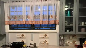 ماكينة لصنع القهوة/الشاي، ثلاجة، ميكروويف، فرن