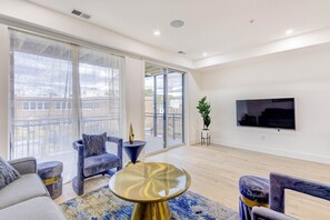 TV - Capitol View 3 Penthouse with Rooftop (Washington)