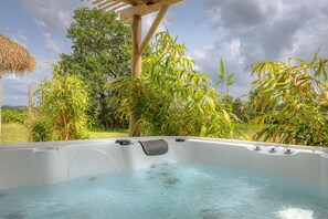 Outdoor spa tub - Villa Kasbar 4 Idéal Couple spa Privé Entre Bordeaux & St-emilion (Tizac-de-Curton)