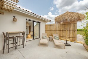 Outdoor dining - Villa Kasbar 4 Idéal Couple spa Privé Entre Bordeaux & St-emilion (Tizac-de-Curton)
