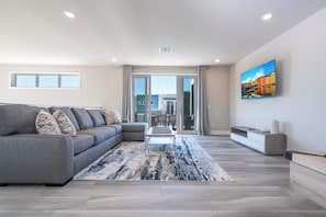 TV - Stylish 5BR Villa • Pool Table • Near Disney Parks (Four Corners)