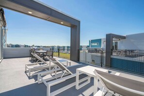 Outdoor dining - Stylish 5BR Villa • Pool Table • Near Disney Parks (Four Corners)