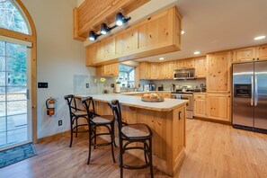 Fridge, microwave, stovetop, dishwasher - 4 Mi to Downhill Ski Resort! Spacious Family Haven (Truckee)