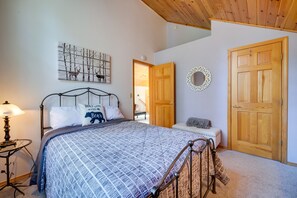 4 bedrooms, desk, iron/ironing board, Internet