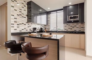 Mikrowelle, Herdplatte, Kochgeschirr/Geschirr/Besteck