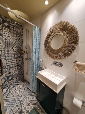 Dusche, Haartrockner, Handtücher