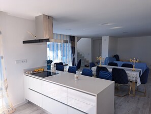 Kühlschrank, Mikrowelle, Ofen, Herdplatte