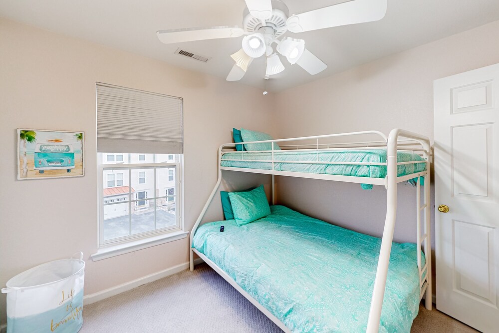 Creekside townhouse with outdoor pool, patio, hammocks, streaming, W/D