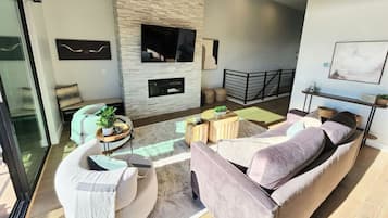 Smart TV, fireplace