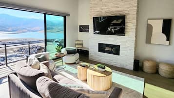 Smart TV, fireplace