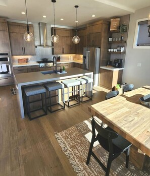 Kjøleskap, mikrobølgeovn, ovn og kokeplater