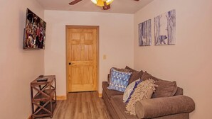 Smart TV, fireplace, video games, ping pong - Splashing at the Bluff | Private Indoor Pool, Mountain Views, Arcade! Sleeps 22 (Sevier County)
