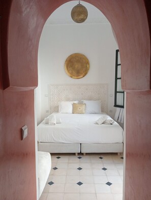 Ropa de cama de alta calidad y caja de seguridad en la habitación