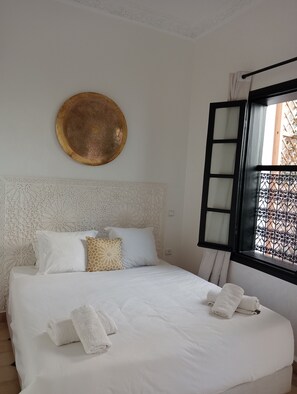 أغطية فراش متميزة وخزنة داخل الغرفة ومكواة/لوح كي وواي فاي مجانًا