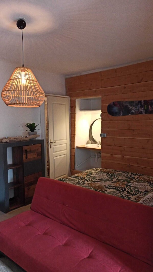 1 chambre, fer et planche à repasser, Wi-Fi gratuit, draps fournis