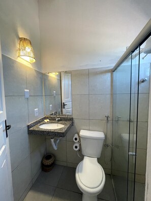 Chambre familiale, Plusieurs lits | Salle de bain | Douche, douche cascade, séchoir à cheveux, serviettes fournies