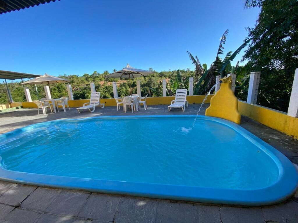 Piscine extérieure, parasols de plage, chaises longues
