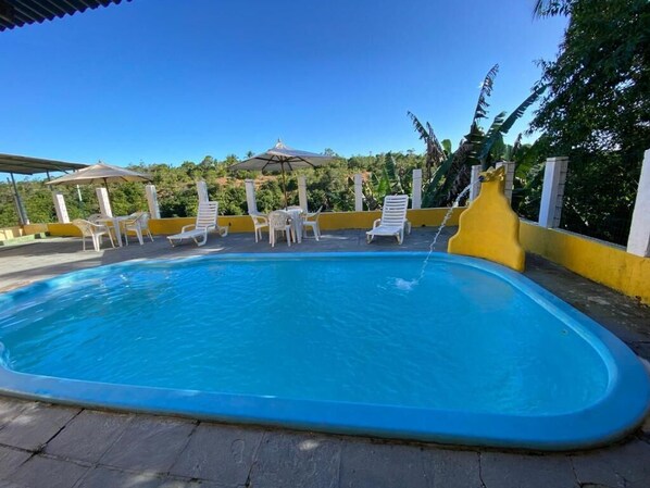 Udendørs pool, åben fra kl. 10.00 til kl. 20.00, parasoller, liggestole