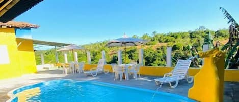 Piscine extérieure, accÚs possible de 10 h à 20 h, parasols