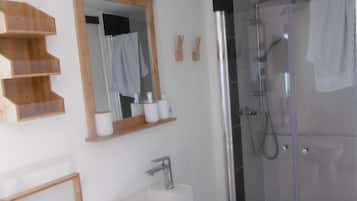 Dusche, Haartrockner, Handtücher, Seife