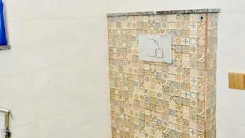 Quarto casal luxo | Banheiro | Chuveiro, produtos de toalete de grife, toalhas de banho, sabonete