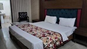 Deluxe Double Room | Soundproofing, iron/ironing board, free WiFi - United Hotel Lahore (Lahore)