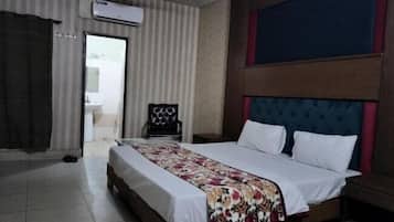 Deluxe Double Room | Soundproofing, iron/ironing board, free WiFi