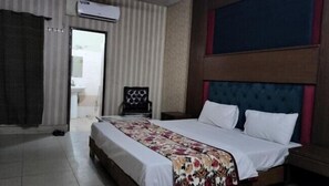 Deluxe Double Room | Soundproofing, iron/ironing board, free WiFi - United Hotel Lahore (Lahore)
