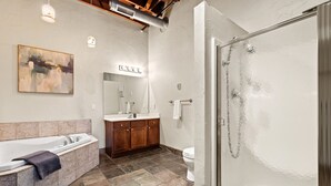 Un baño moderno con bañera, tocador y ducha.