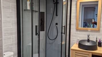 Douche, sĂšche-cheveux, serviettes fournies, savon