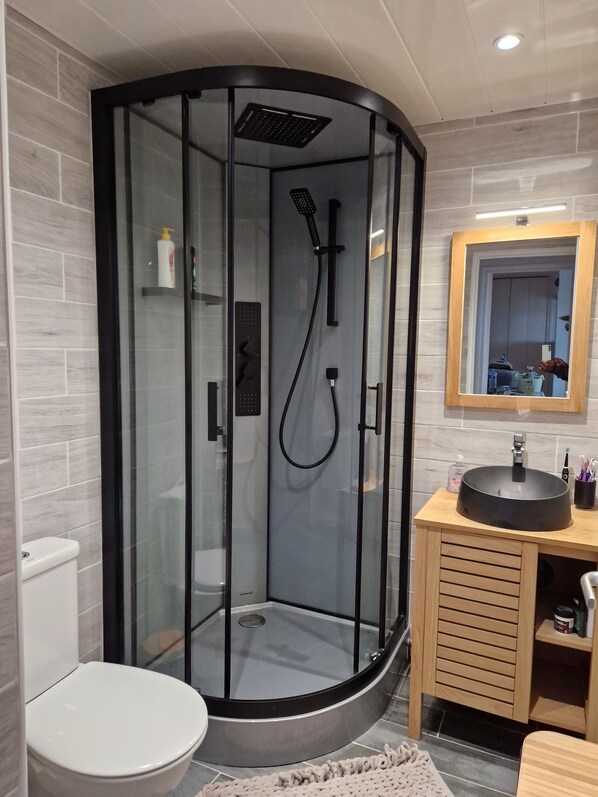 Dusche, Haartrockner, Handtücher, Seife