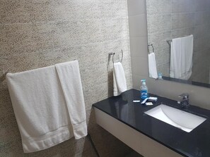 Deluxe tweepersoonskamer | Badkamer | Een douche, designer toiletartikelen, handdoeken, zeep