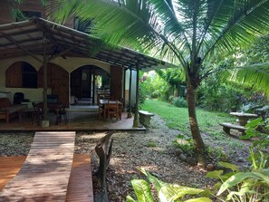 Outdoor dining - Chalet with jungle view deck on a river in lively Santa Teresa's surf town (Santa eresa)