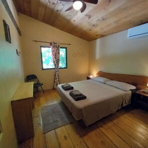 4 bedrooms, WiFi, bed sheets - Chalet with jungle view deck on a river in lively Santa Teresa's surf town (Santa eresa)