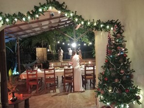 Outdoor dining - Chalet with jungle view deck on a river in lively Santa Teresa's surf town (Santa eresa)
