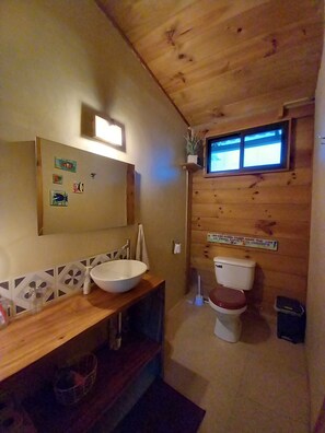 Shower, hair dryer, towels, soap - Chalet with jungle view deck on a river in lively Santa Teresa's surf town (Santa eresa)