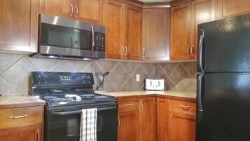 Fridge, microwave, stovetop, dishwasher
